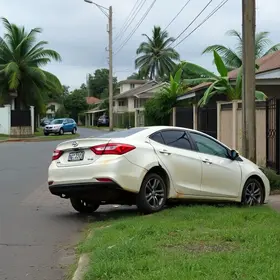 Carros colidem em cruzamento